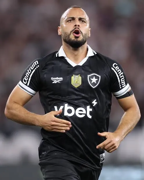 Arthur Cabral comemorando gol pelo Botafogo