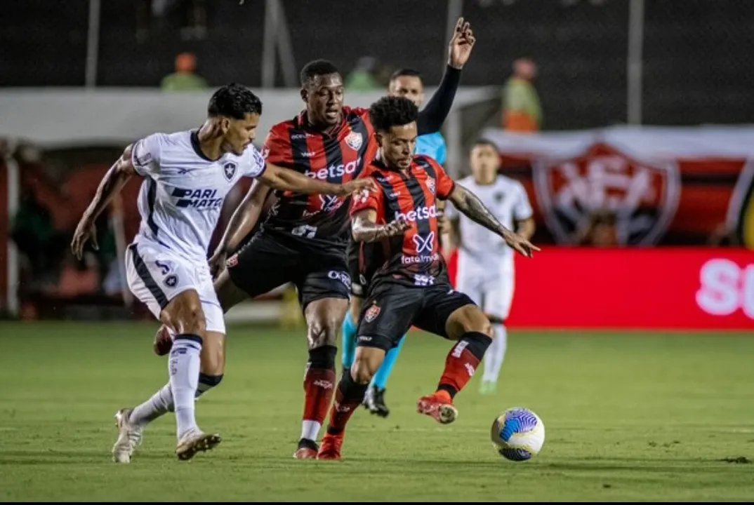Matheusinho conduz bola no Barradão, contra o Botafogo