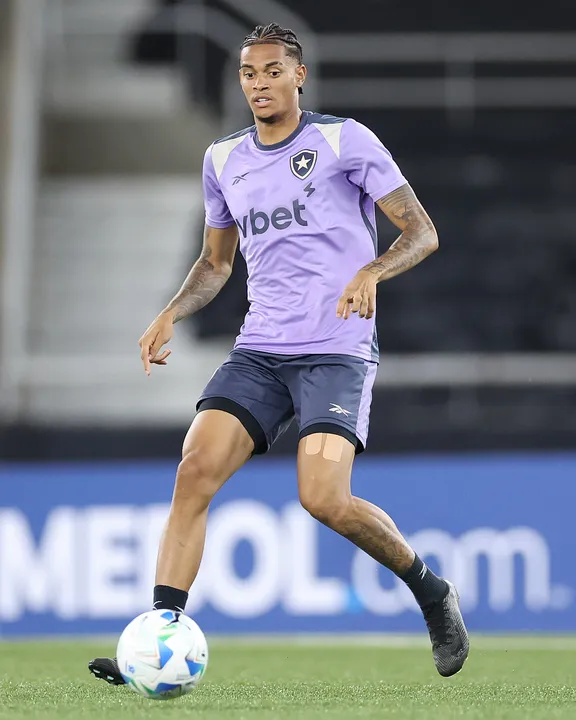 Newton durante treinamento do Botafogo