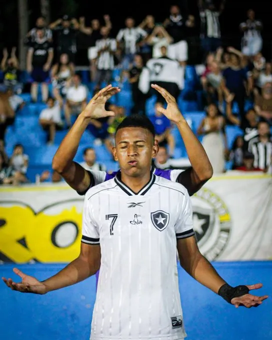 Kauan Toledo marcou duas vezes na goleada alvinegra