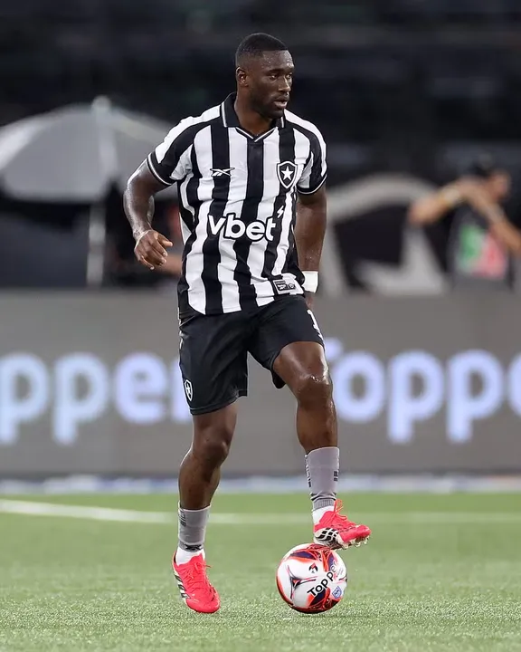 Bastos não se reapresentou ao Botafogo e pode estar de saída do clube
