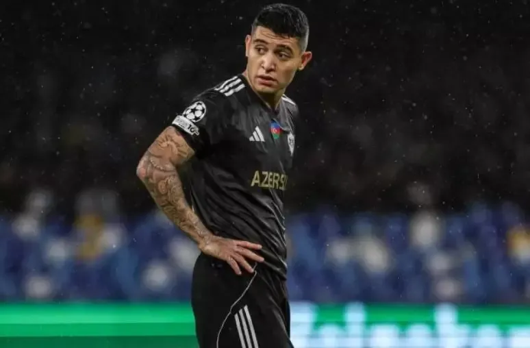 Pedro Bicalho, volante do Qarabag, pode ser a primeira novidade do Glorioso