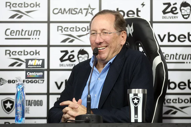 Administração de John Textor tem acumulado dívidas no Botafogo