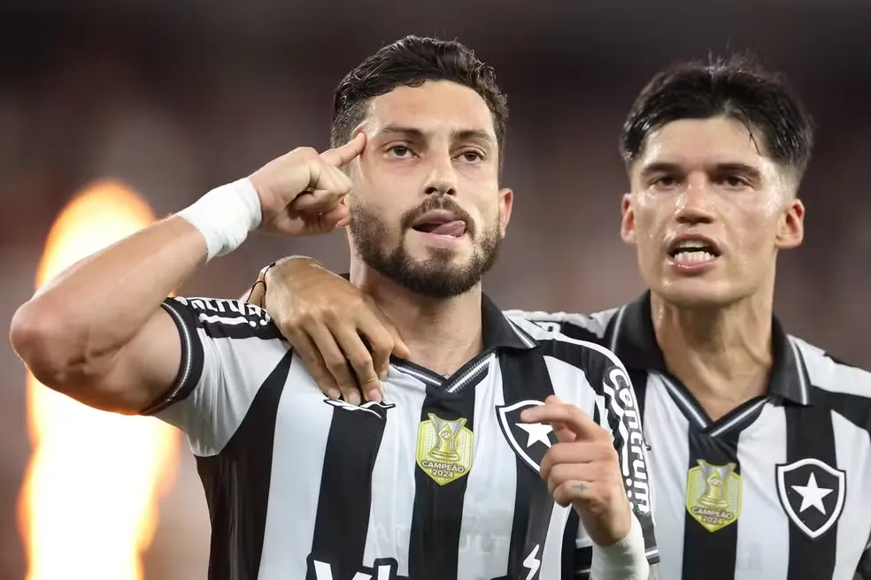 Alex Telles é um dos nomes que está em seu último ano de contrato com o Botafogo
