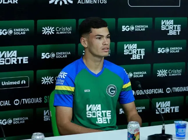 Anthony, zagueiro do Goiás, é alvo do Botafogo