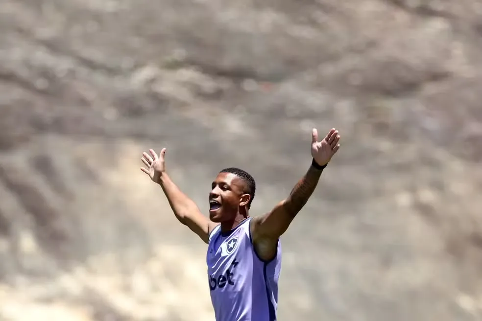 Danilo é um dos jogadores que retornam para reforçar o Botafogo diante do Santos
