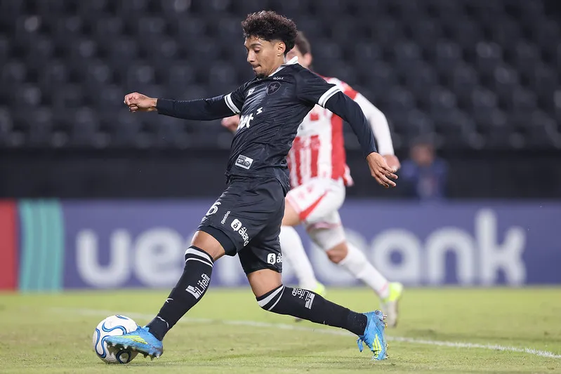 Medina marcou o gol que abriu a vitória Alvinegra