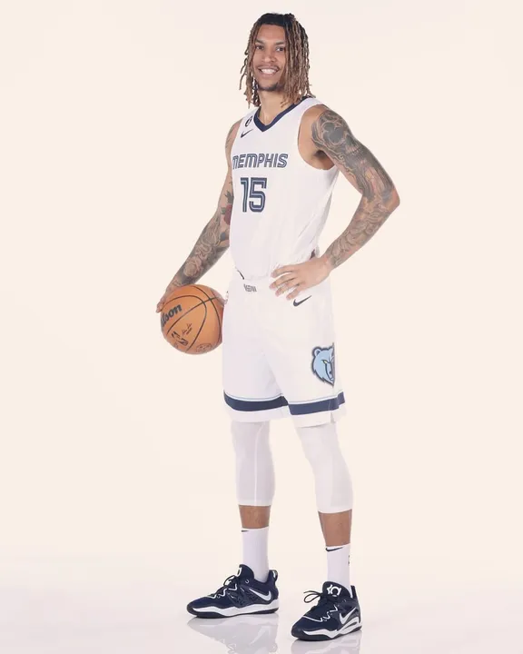 Clarke foi atleta do Grizzlies por 7 anos, o único clube de sua carreira