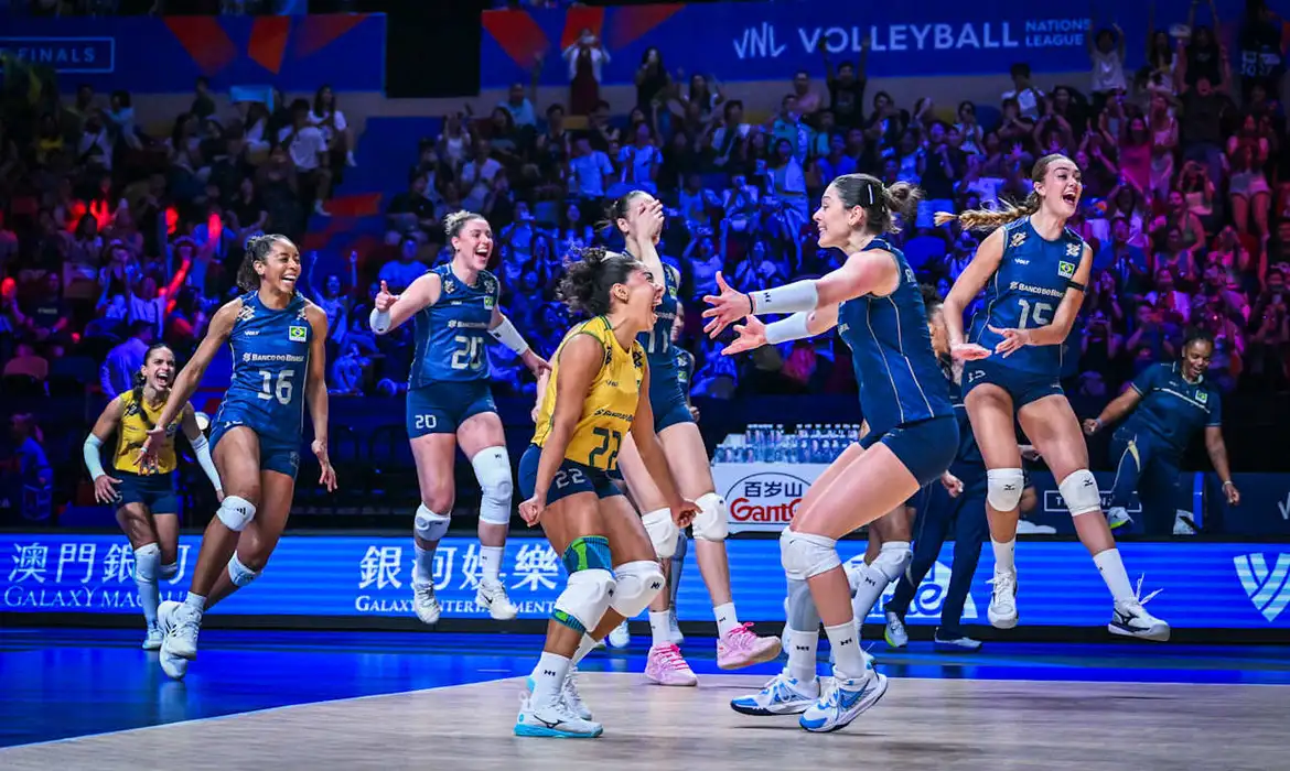 Neste domingo (26), a seleção terá pela frente a Turquia, que derrotou a China na outra semi deste sábado (25), por 3 set a 0