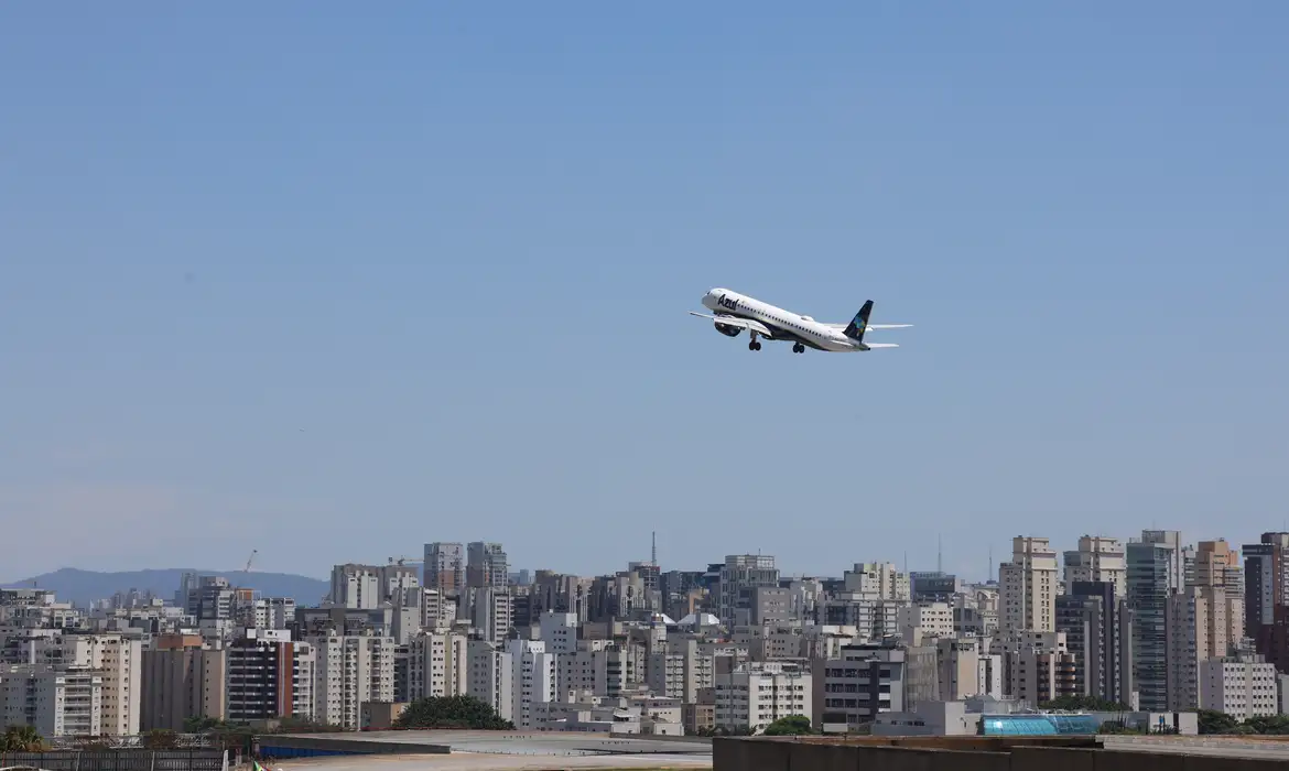 De janeiro a maio, 42 milhões de pessoas embarcaram em viagens em território nacional, número 6% maior que os 39,8 milhões de passageiros registrados no mesmo período do ano passado