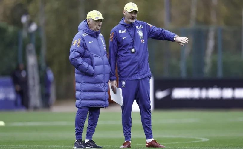 Carlo Ancelotti em treino da seleção brasileira