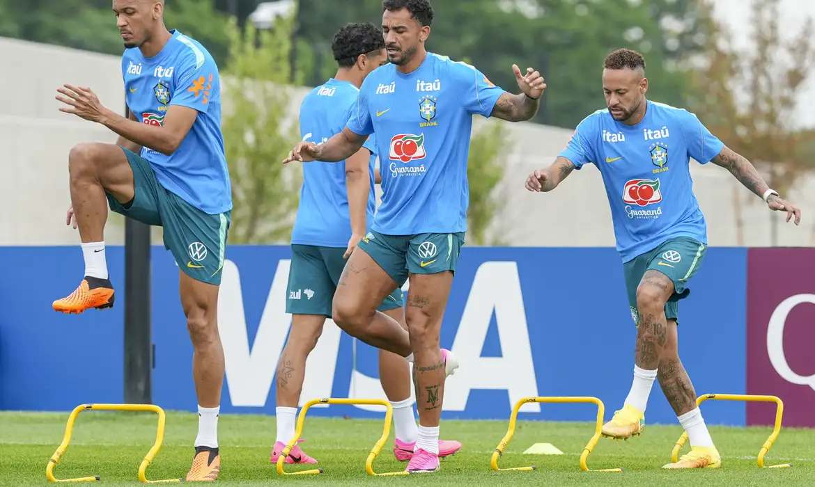 Ancelotti poupou alguns titulares que entraram em campo na vitória por 3 a 0 contra a Escócia na quarta (24)