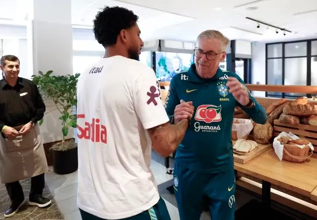 Carlo Ancelotti com Éderson, recém-convocado por corte de Wesley