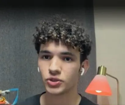 Na tentativa de escapar, Daniel e a amiga buscaram abrigo em um ônibus