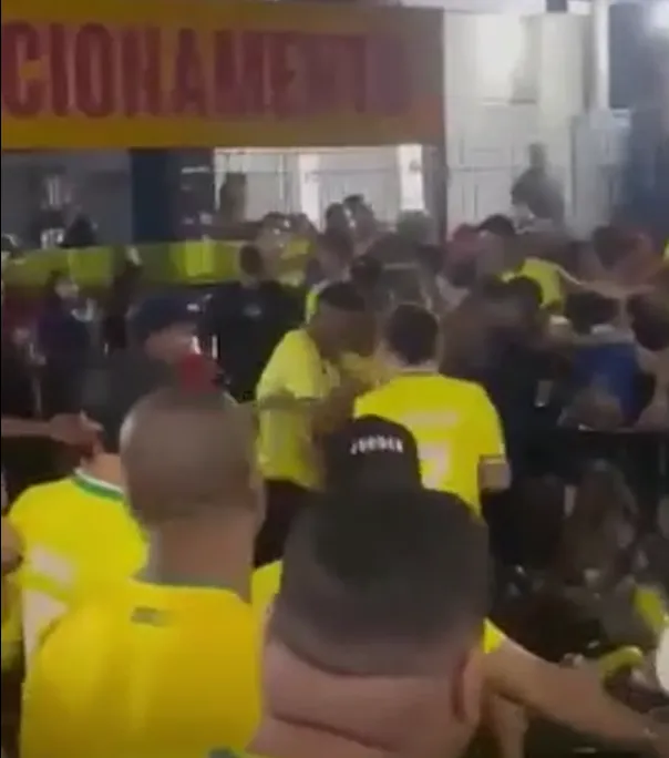 Em determinado momento, um dos envolvidos surge segurando um pedaço de madeira