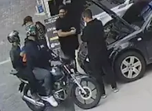 Um deles simulou estar armado e anunciou um suposto assalto
