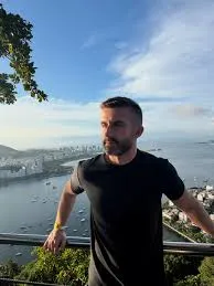 “Esse sanduíche não é só bom, ele é absolutamente, excepcionalmente bom!” disse o influencer
