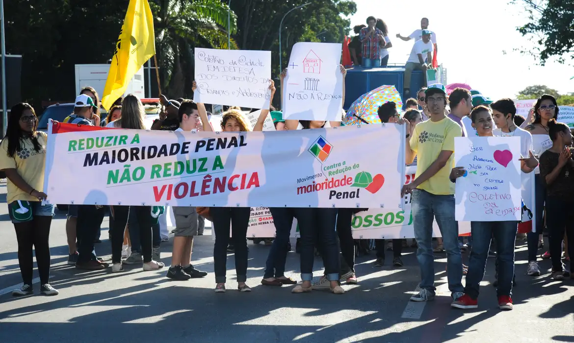 Comissão de Constituição e Justiça (CCJ) da Câmara dos Deputados retoma nesta terça-feira (19) o debate sobre a redução da maioridade penal de 18 para 16 anos