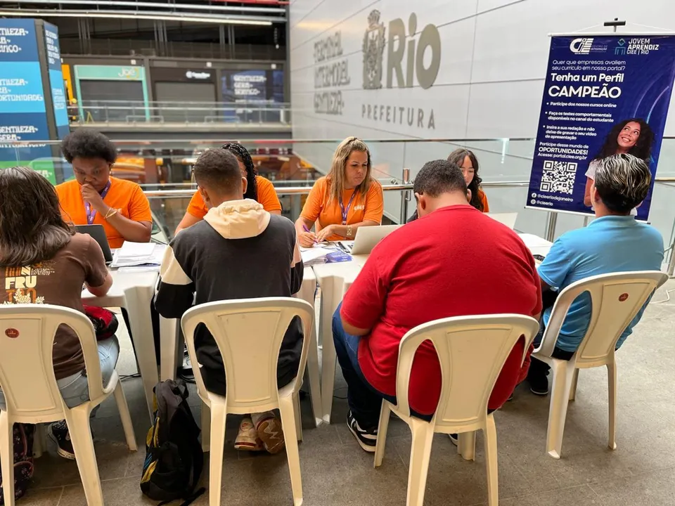 Para participar, basta comparecer ao local entre 7h e 15h, munido de documento de identidade com foto, CPF e comprovante de residência (em nome próprio ou dos responsáveis)