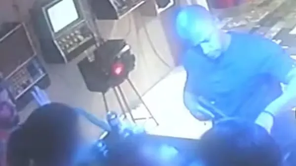 Câmeras de segurança flagraram policial militar assaltando estabelecimento