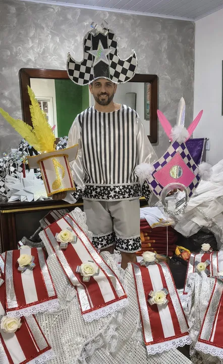 Carnavalesco Renato Figueiredo mostra parte de uma das fantasias e adereços de outras que serão usados no Caminho Niemeyer