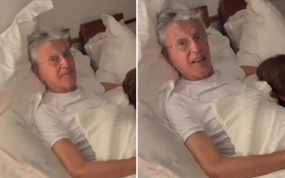 O cantor estava assistindo desenho animado ao lado do neto quando soube da conquista