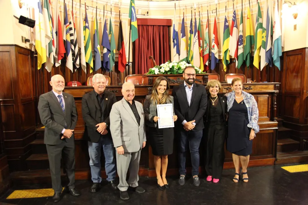 A solenidade teve como objetivo a entrega de Moções de Aplausos a profissionais que se destacaram por sua relevante contribuição para o fortalecimento da gestão pública e privada