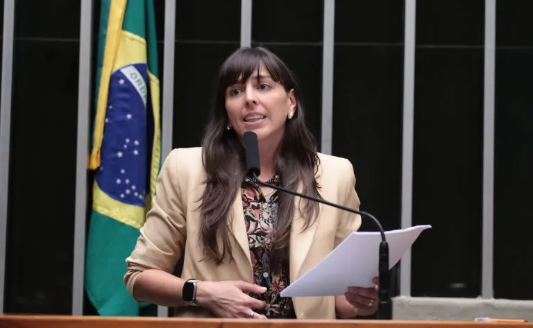 Natália Bonavides, relatora da proposta