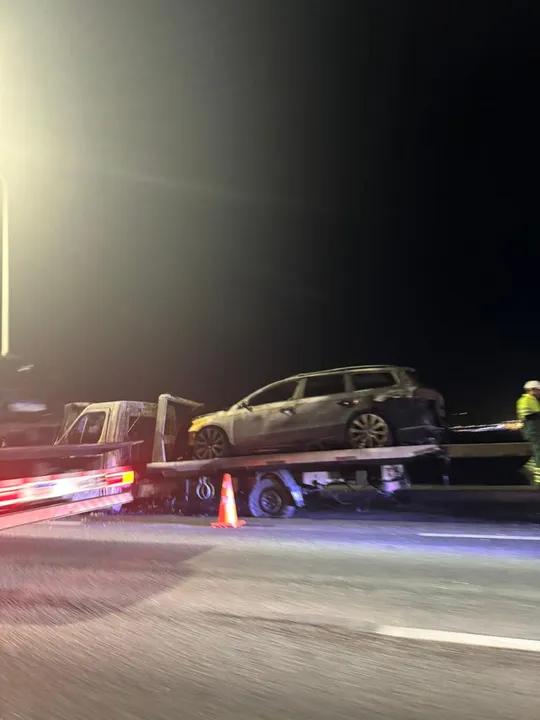 O incêndio também atingiu o veículo que era transportado, e ambos foram completamente destruídos