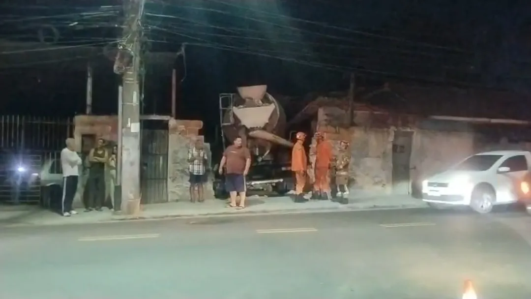 Caminhão destruiu o muro do imóvel e um carro que estava no local