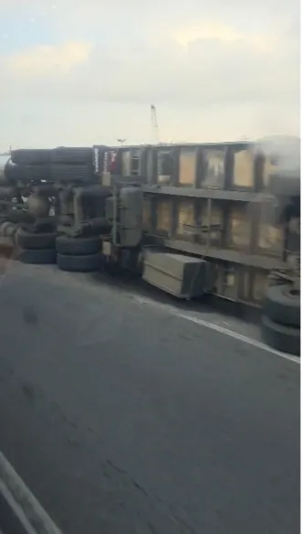 O tombamento resultou na interdição de uma das faixas da via