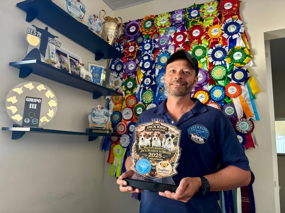 O dono do canil Jack King of Mountain exibe o prêmio de melhor canil concedido pela Confederação Brasileira de Cinofilia (CBKC), em parceria com a Dog Show