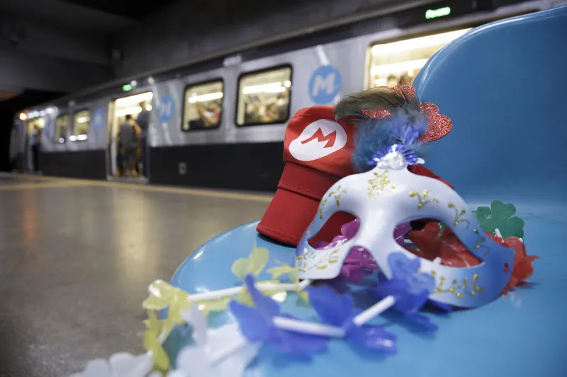 Para atender à grande demanda de passageiros no sistema metroviário nos dias de folia, haverá reforço nos trens e também nas equipes de segurança e atendimentos nas estações