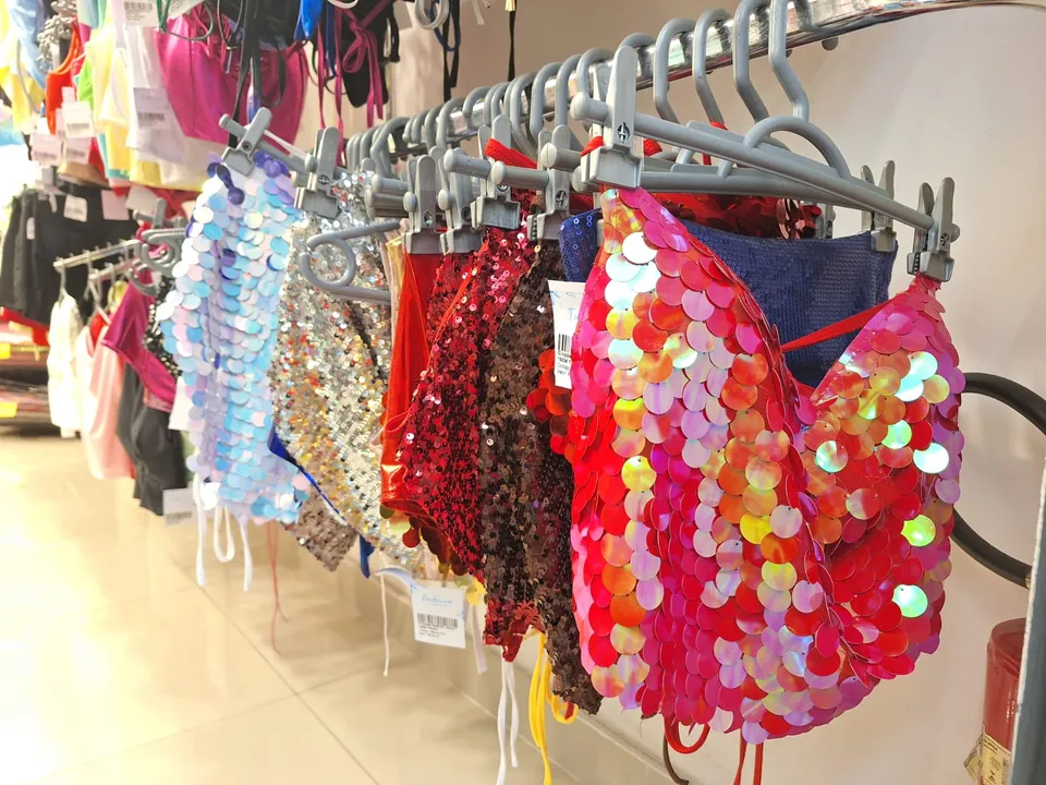 Marcada por muita alegria, a folia chega acompanhada de glitter e cores vibrantes.