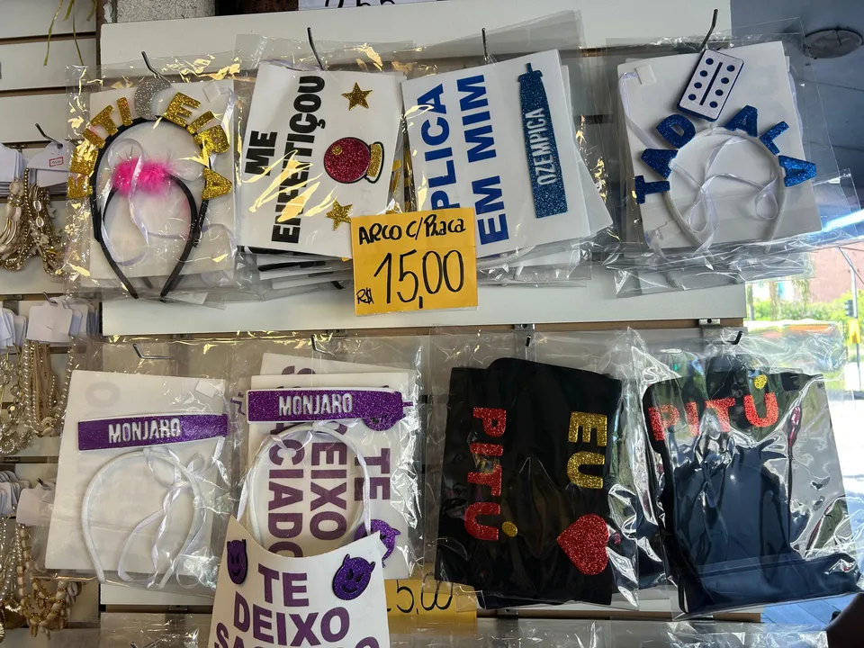 Foliões buscam fantasias com preços acessíveis