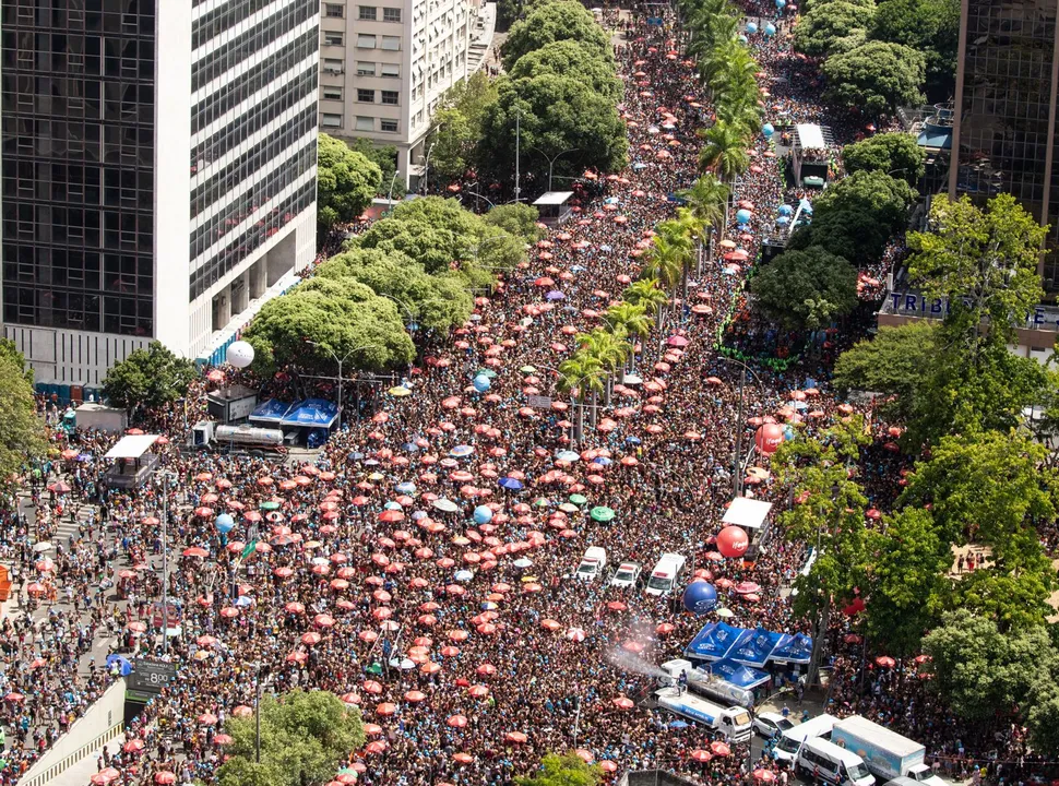 Blocos no RJ reúnem multidões