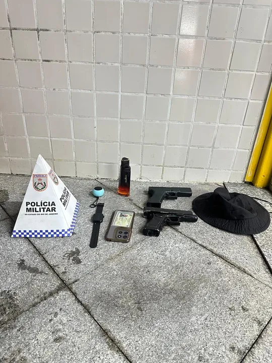 As apreensões ocorreram principalmente nas barreiras de revista instaladas nos principais acessos aos circuitos dos blocos e da Sapucaí