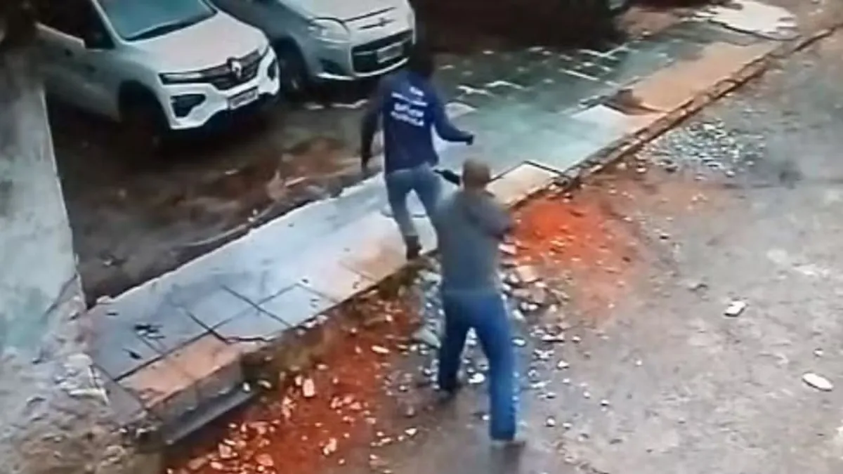 Uma arma chegou a ser apontada para os servidores