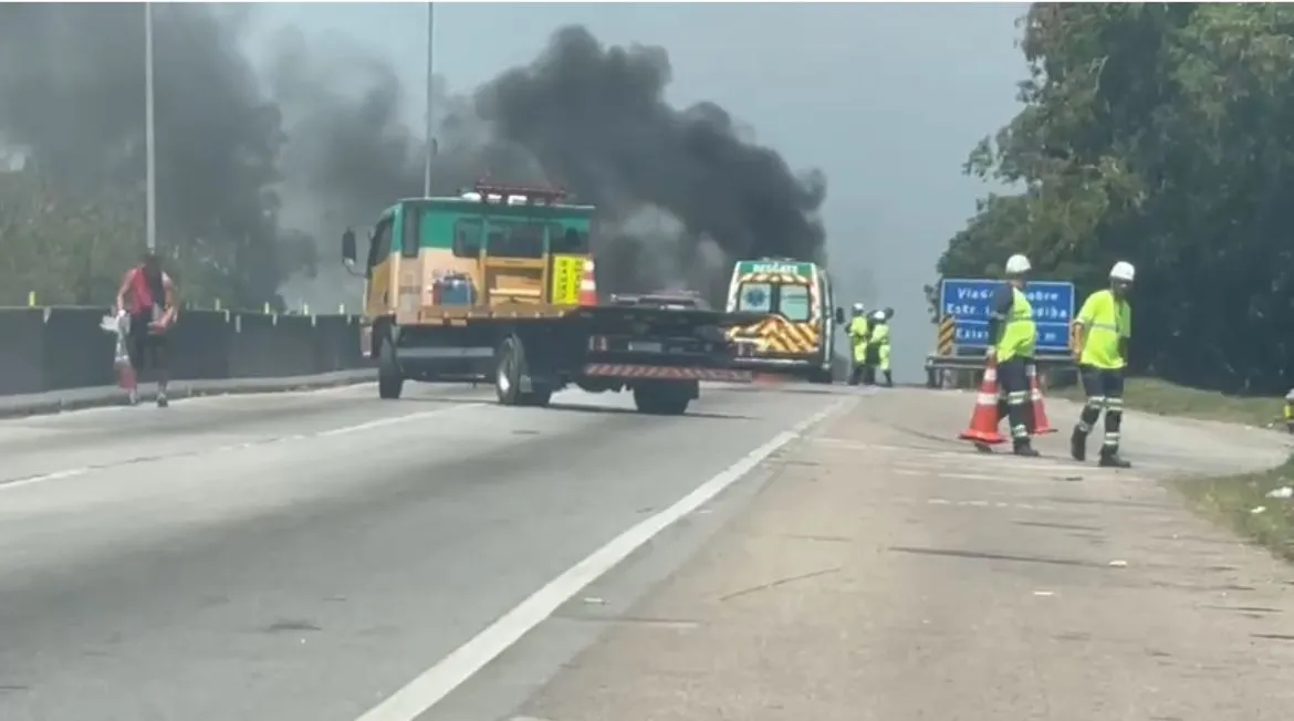 De acordo com as informações iniciais, o fogo atingiu um automóvel na altura do km 283 da rodovia, no sentido Rio Bonito