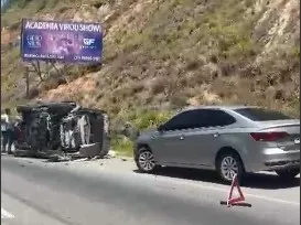 Imagem ilustrativa da imagem Carro tomba após colisão na RJ-106