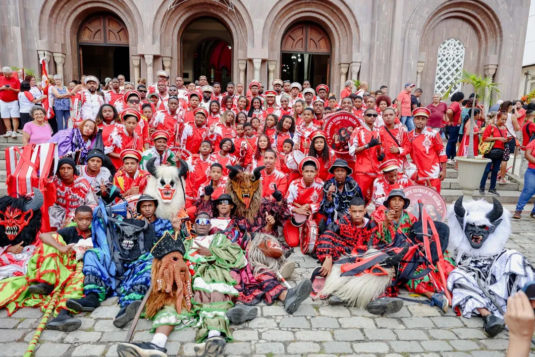O grupo apresenta um ato de compromisso cultural, valorizando as raízes do povo e fortalecendo os laços entre a Folia e as comunidades