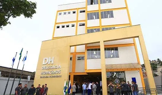 A Delegacia de Homicídios da Baixada Fluminense (DHBF) foi acionada e realiza a investigação