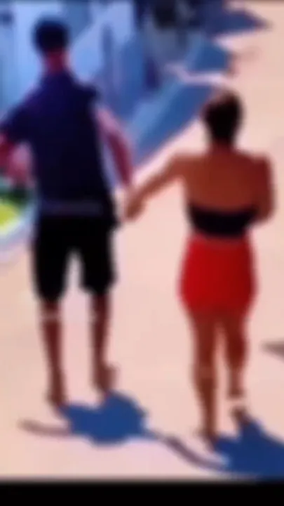 Nas imagens, o casal aparece andando de mãos dadas enquanto é obrigado a gritar: “Nunca mais roubo na Alma”