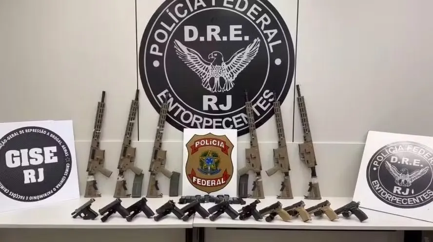 As armas encontradas nos compartimentos feitos na carroceria do veículo em que estava o casal