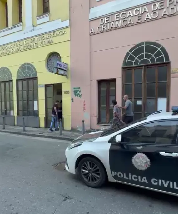 A investigação também revelou que a vítima teria sido constrangida a não revelar o ocorrido a terceiros