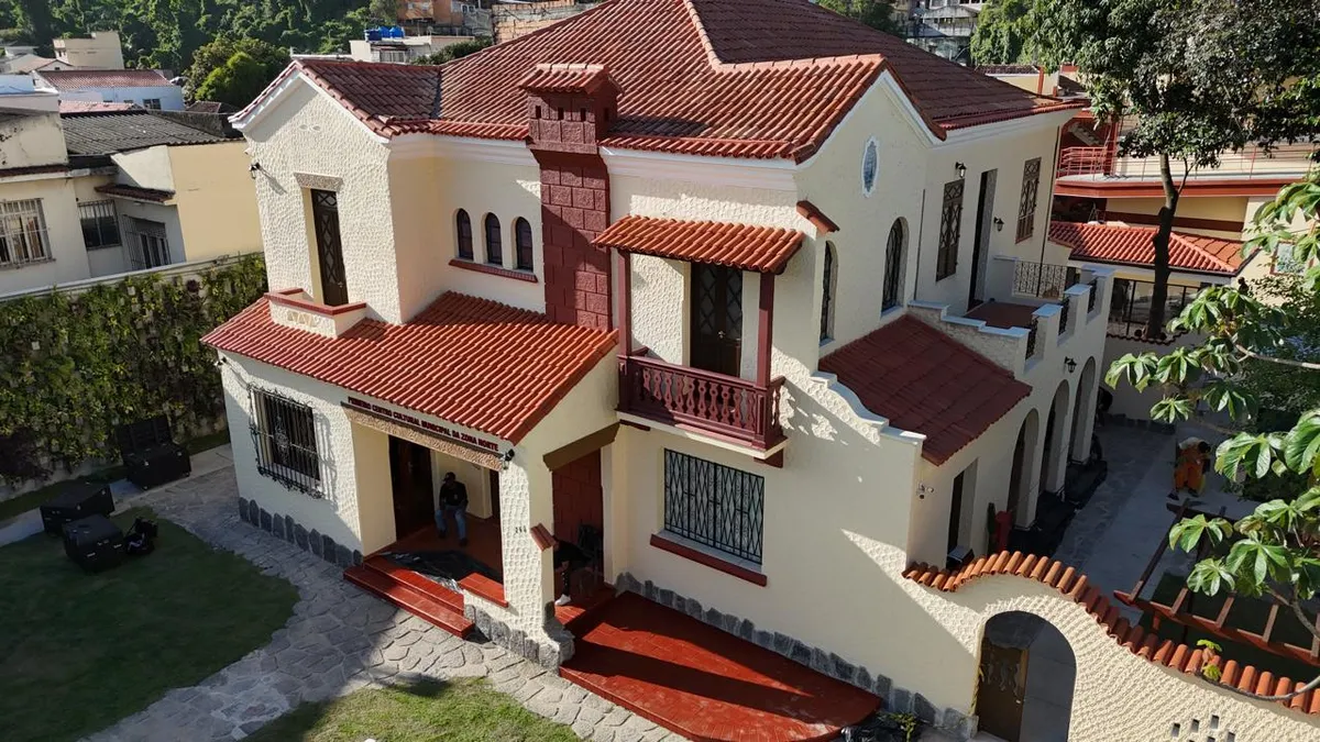 A sessão de abertura acontece no jardim em frente ao casarão histórico, no Fonseca