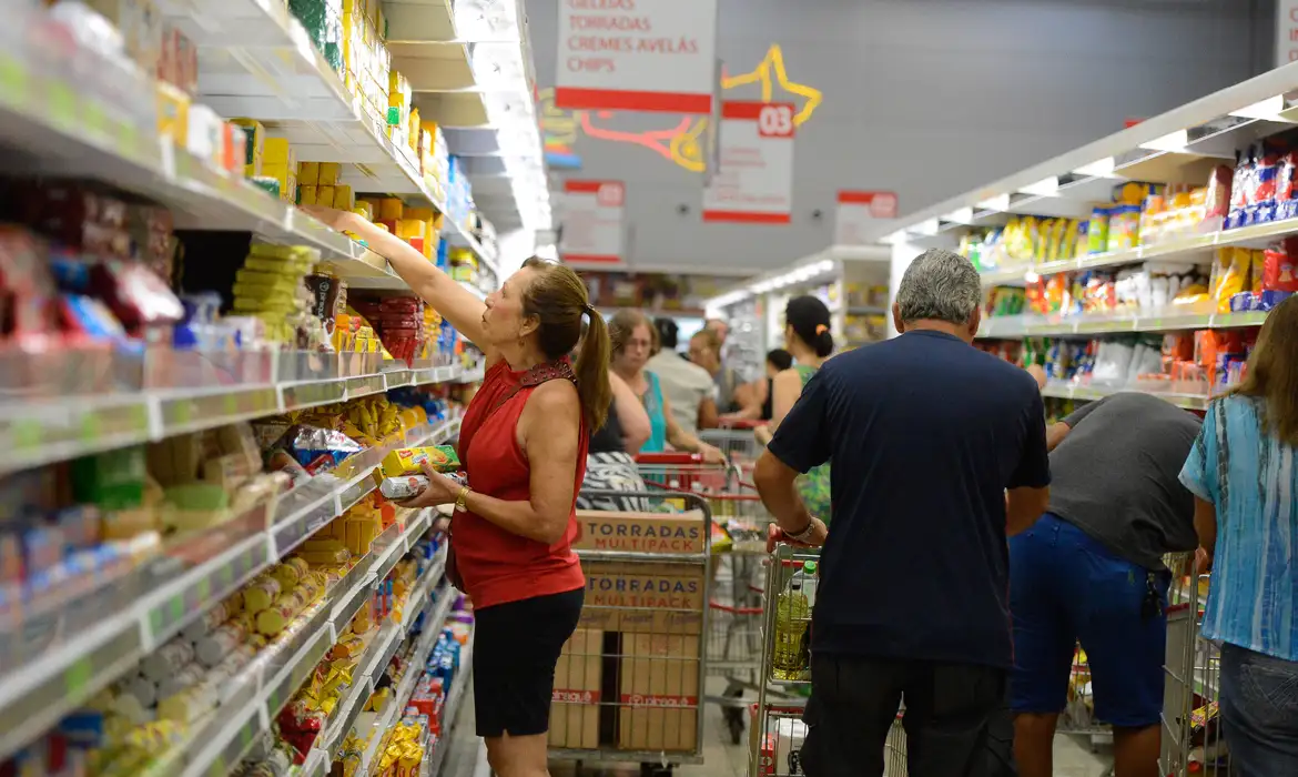 Cesta básica ficou mais cara em 17 capitais brasileiras em junho