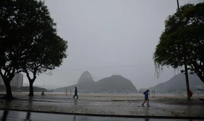 Há previsão de pancadas de chuva moderada a forte até o meio-dia de segunda-feira (9)