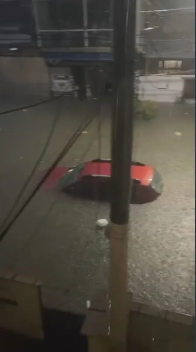As fortes chuvas atingiram todo o estado e deixaram uma rua de Piedade, na Zona Norte do Rio, alagada
