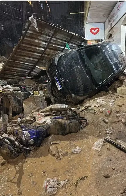 Na Rocinha, um barranco cedeu devido ao grande volume de água, provocando um deslizamento de terra